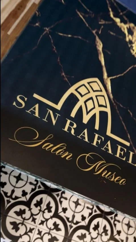 Placa del Salón Museo en mármol con el logo San Rafael